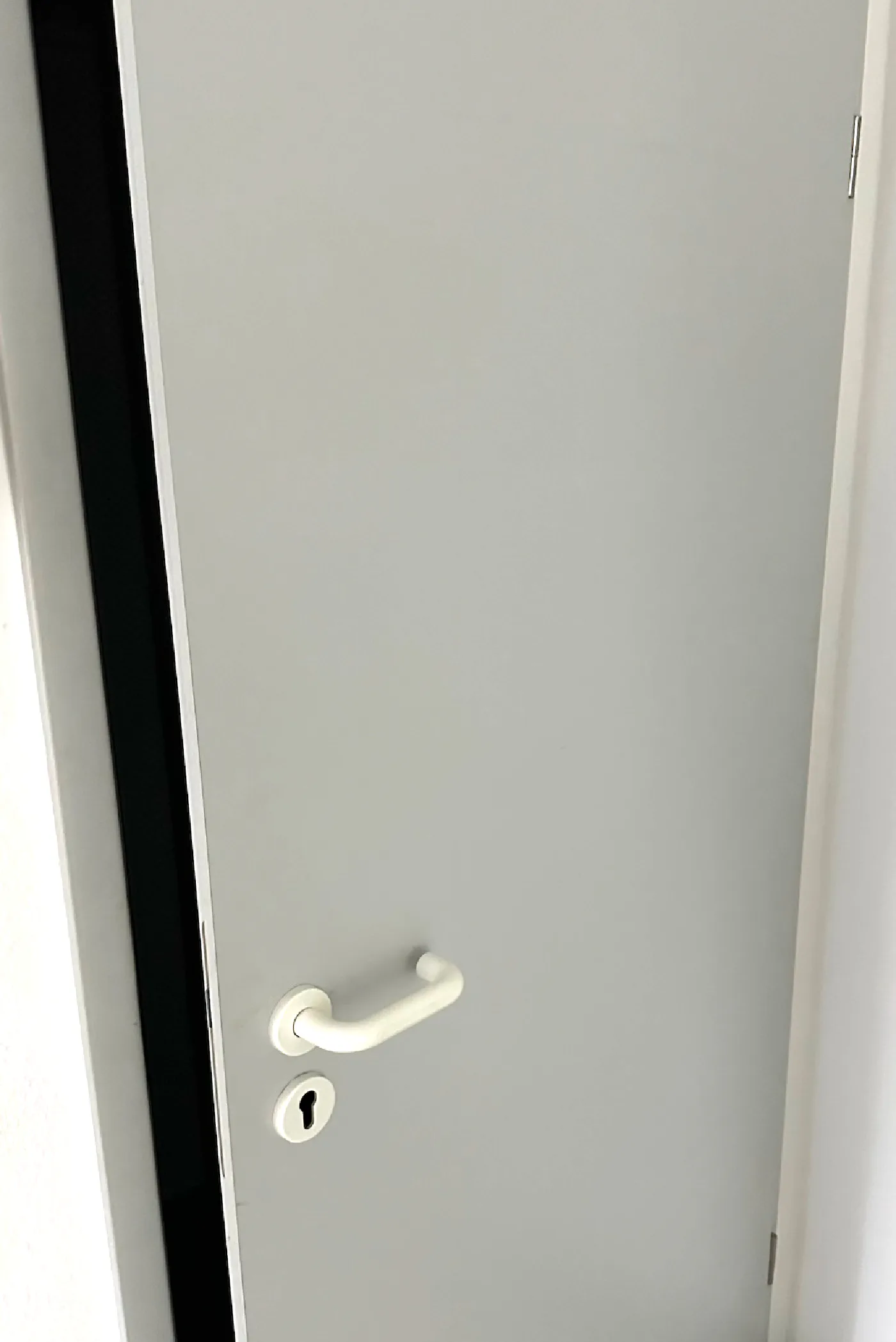 Die Tür zum Serverraum, im laufenden Betrieb unverschlossen.