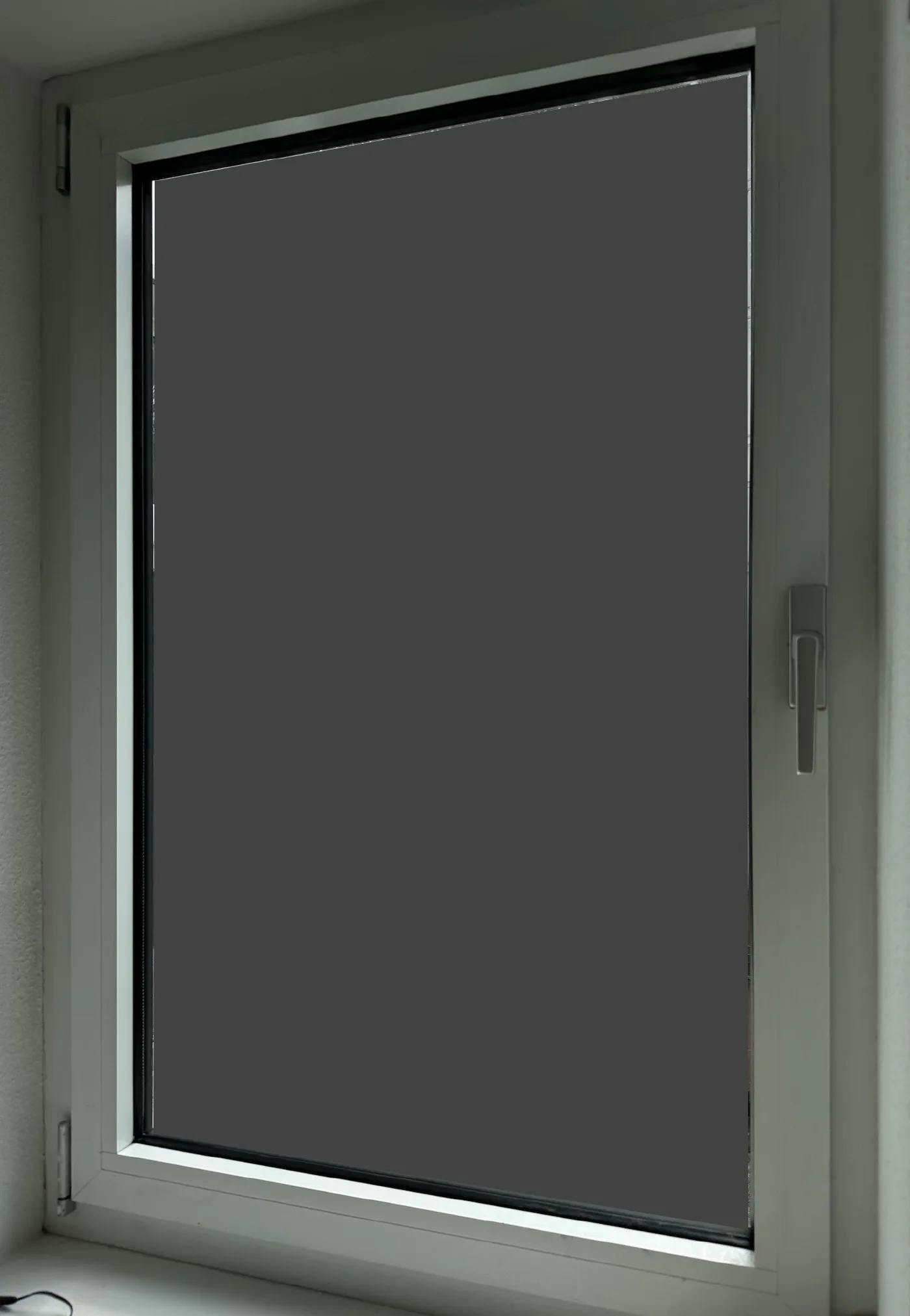 Ein Fenster im Erdgeschoss ohne erkennbaren Einbruchschutz, auf der von der Straße nicht einsehbaren Gebäudeseite.